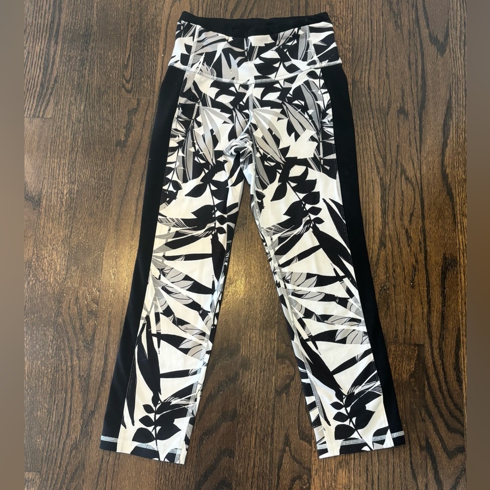 Old Navy Black and White Patterned Capris - Picture 2 of 6
